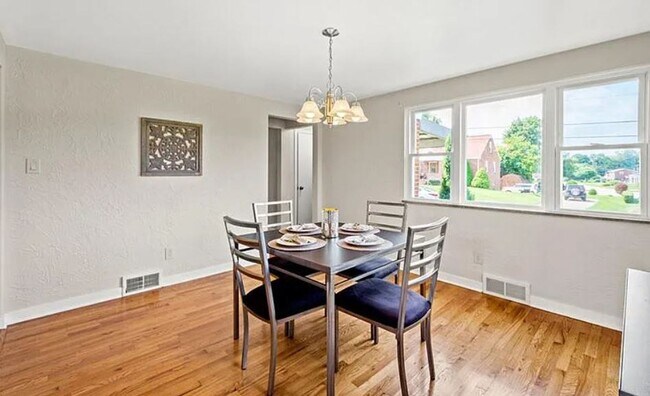 Building Photo - BEAUTIFUL HAVEN!  MOVE-IN READY 3 BEDROOM,...