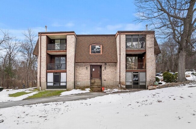 Building Photo - 7 Greenbriar Dr