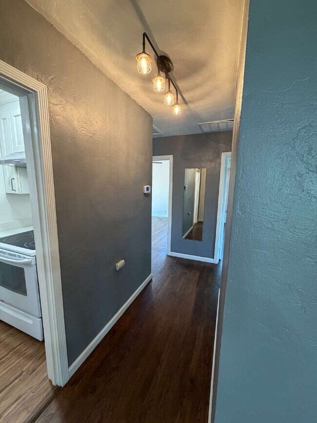 Building Photo - 2261 Hickory Dr