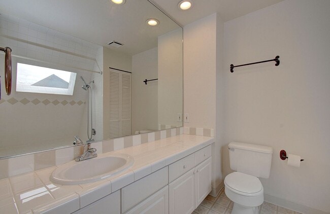 Building Photo - Bright Loft Condo with Stunning Columbia River Views