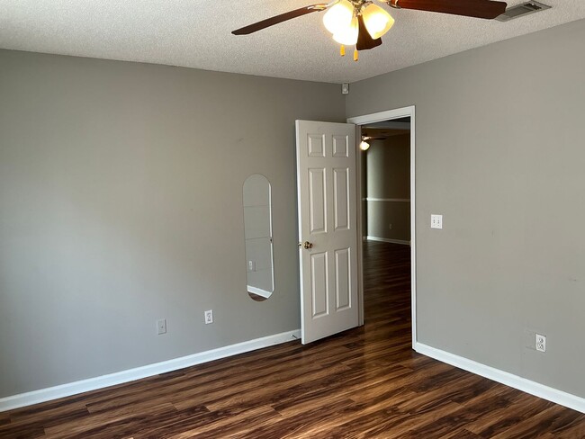 Building Photo - 1414 Jane St