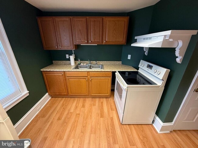 Building Photo - 405 Bridge St