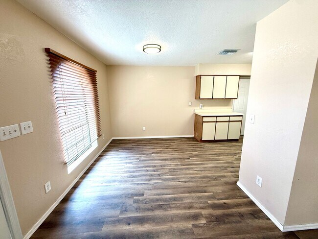 Building Photo - Cute 3 Bedroom 2 Bathroom House in Hualapa...
