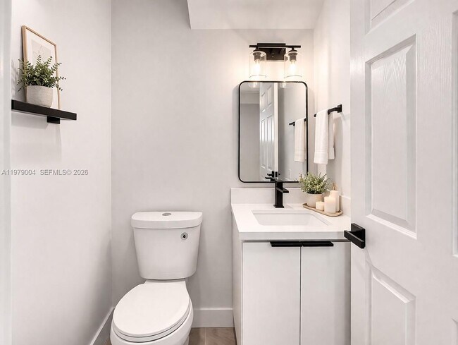 Building Photo - 354 NE 35th Ave