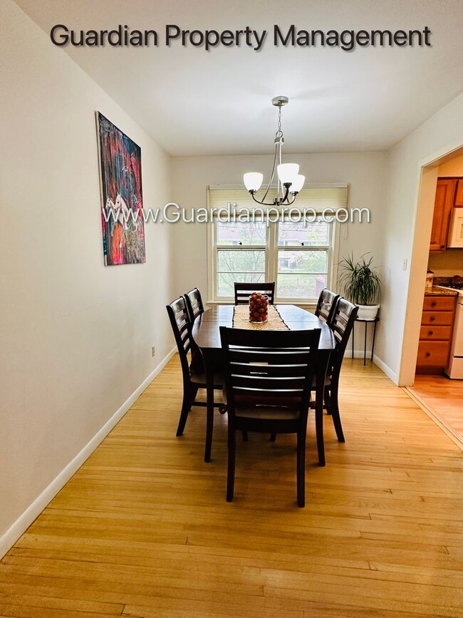 Building Photo - Edina Single Family Home, 2 Car Garage, Di...