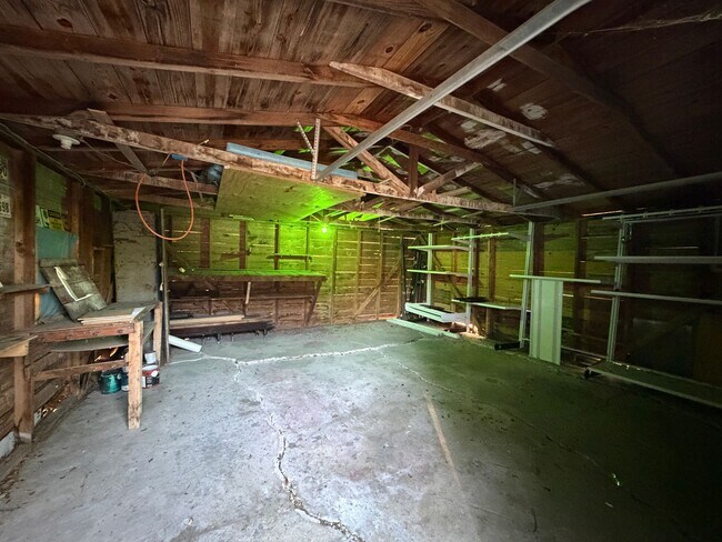 Building Photo - THREE BEDROOM TWO BATH TWO CAR GARAGE