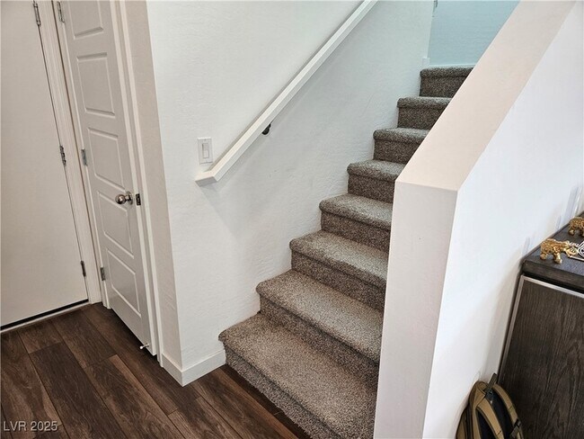 Building Photo - 600 N Carriage Hill Dr