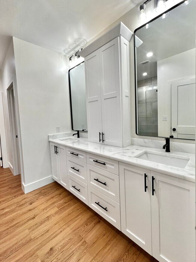 Building Photo - Gorgeous Modern Home In Village Glen