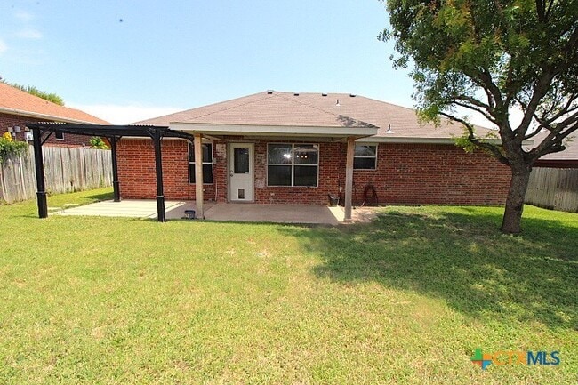 Building Photo - 3303 Solomon Dr