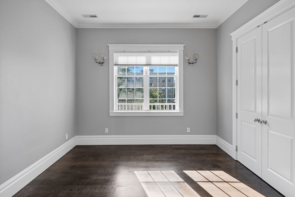 Building Photo - 322 W 4th St