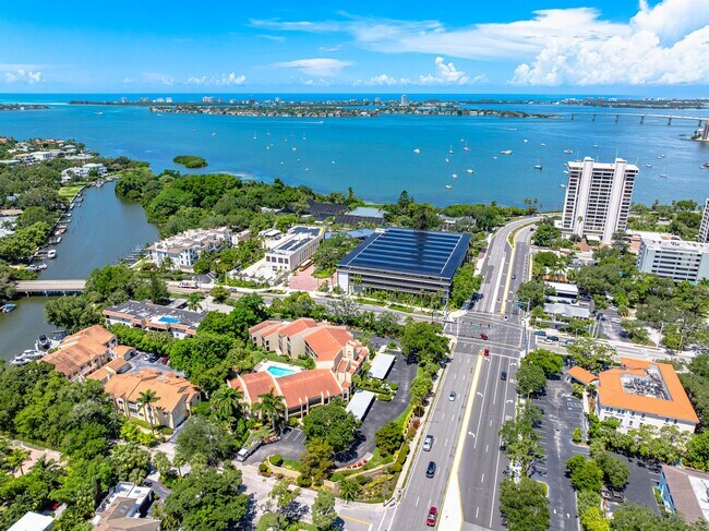 Building Photo - 800 Hudson Ave