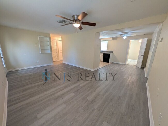 Building Photo - Newly renovated 3/1/1 NEW flooring, NEW paint, updated kitchen & bath, fenced yard.. a MUST SEE!!