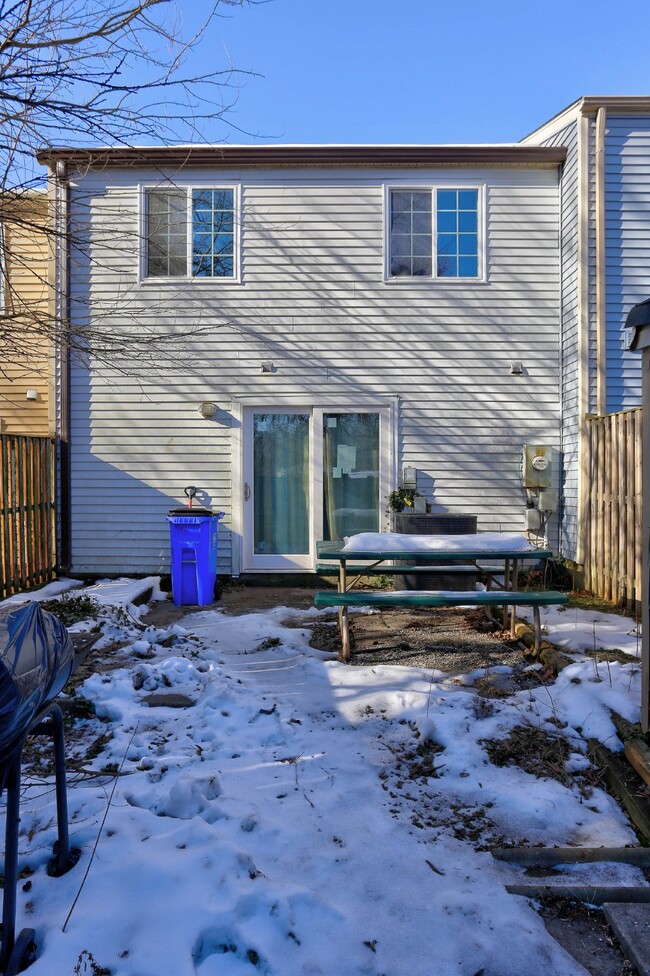 Building Photo - 3BD/1.5BA, Cozy Townhome in Silver Spring.