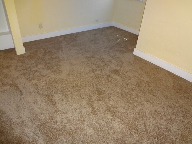 Building Photo - Garden Level 2 Bedroom Apartment right near D.U.