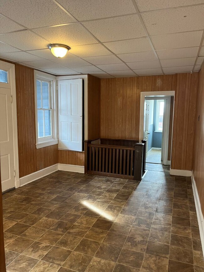 Building Photo - Large 4 Bedroom, 1 Bathroom in Columbia!