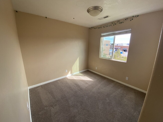 Building Photo - Spacious 3-Bedroom Townhouse in Saint George with Modern Comforts