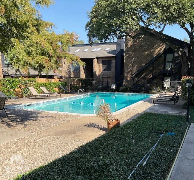 Building Photo - 7525 Holly Hill Dr