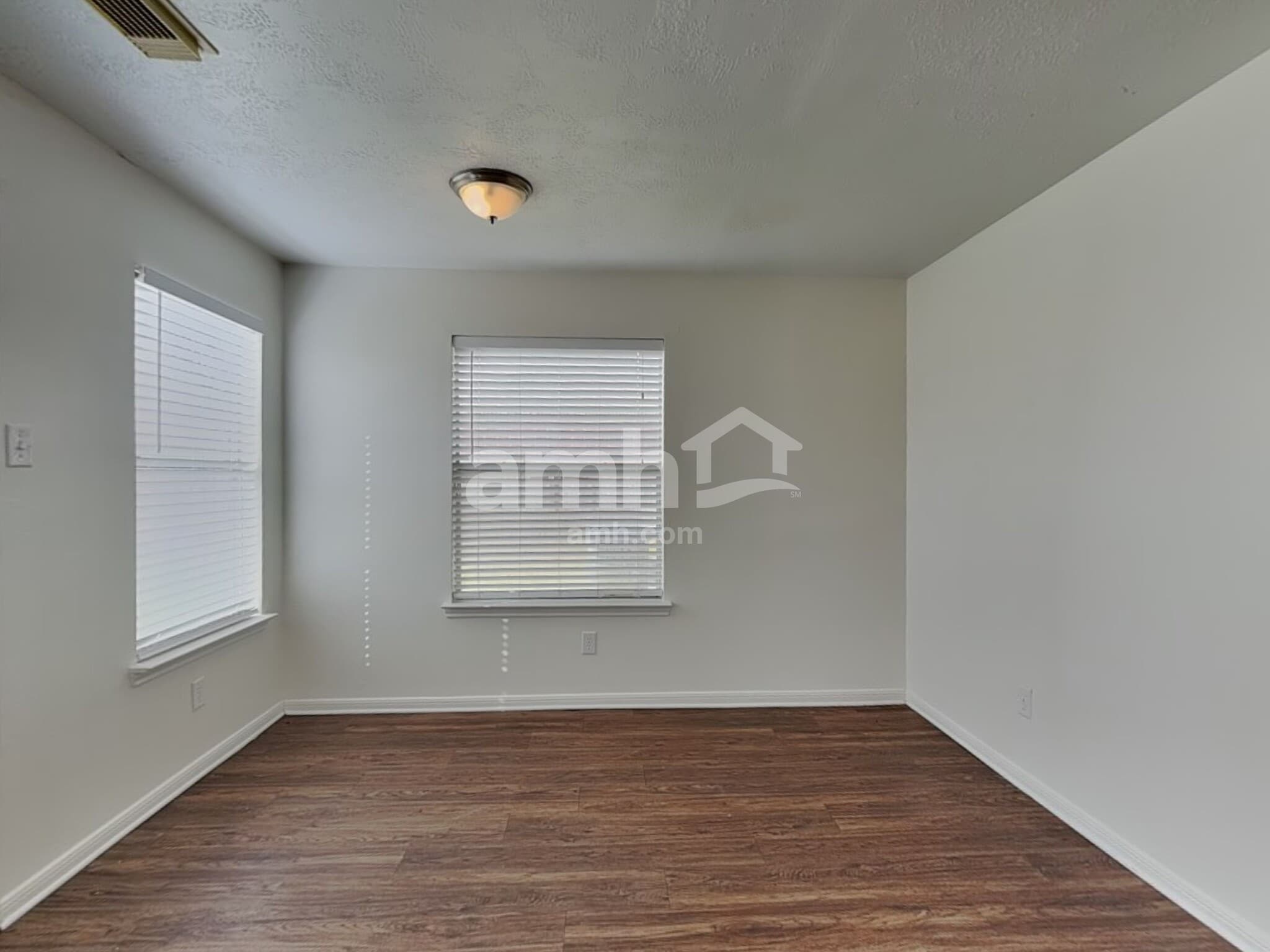 Building Photo - 15923 Mission Glen Dr