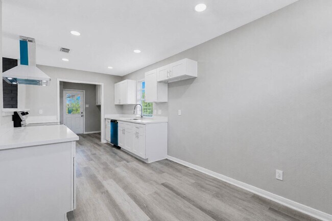 Building Photo - 15811 Pathfield Dr