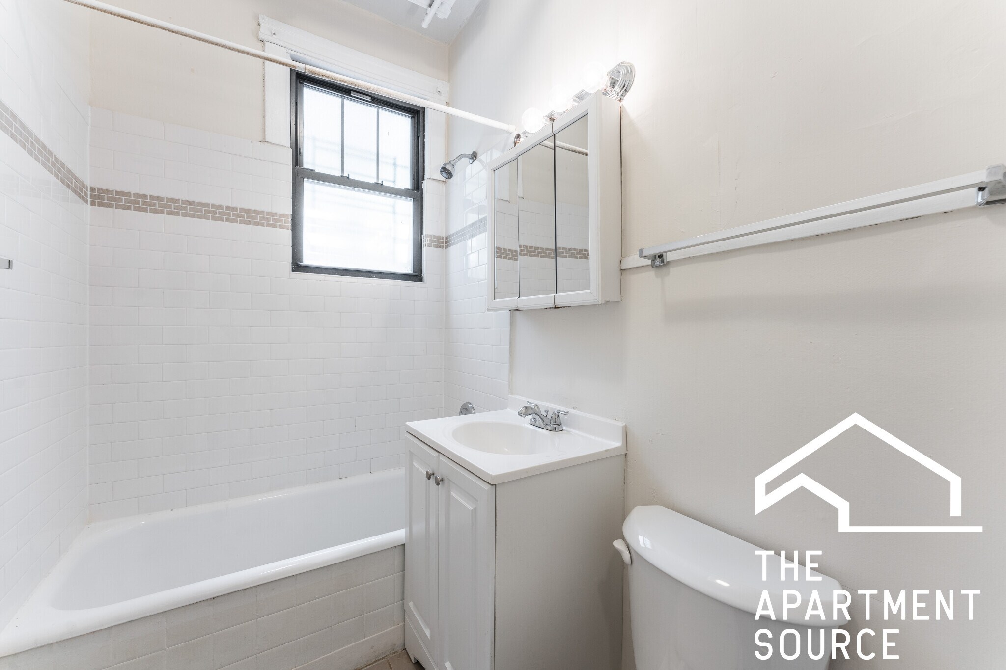 Building Photo - 520 W Cornelia Ave