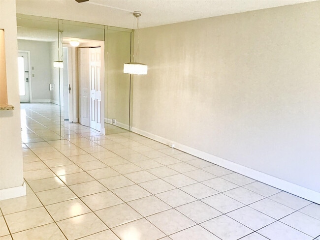 Building Photo - 135 Fanshaw D