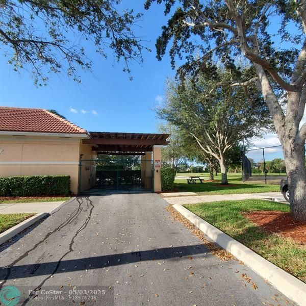 Building Photo - 2016 Alta Meadows Ln