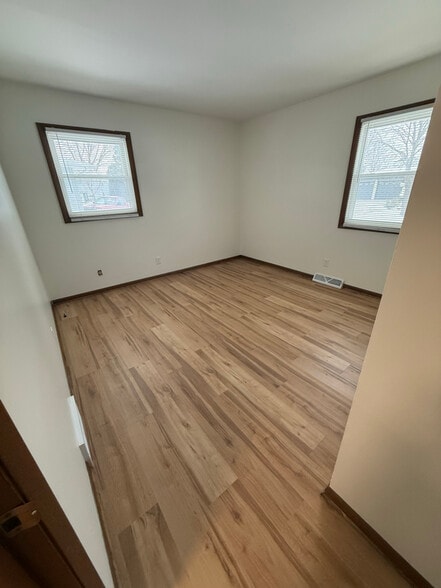 Building Photo - 404 Elmwood Dr