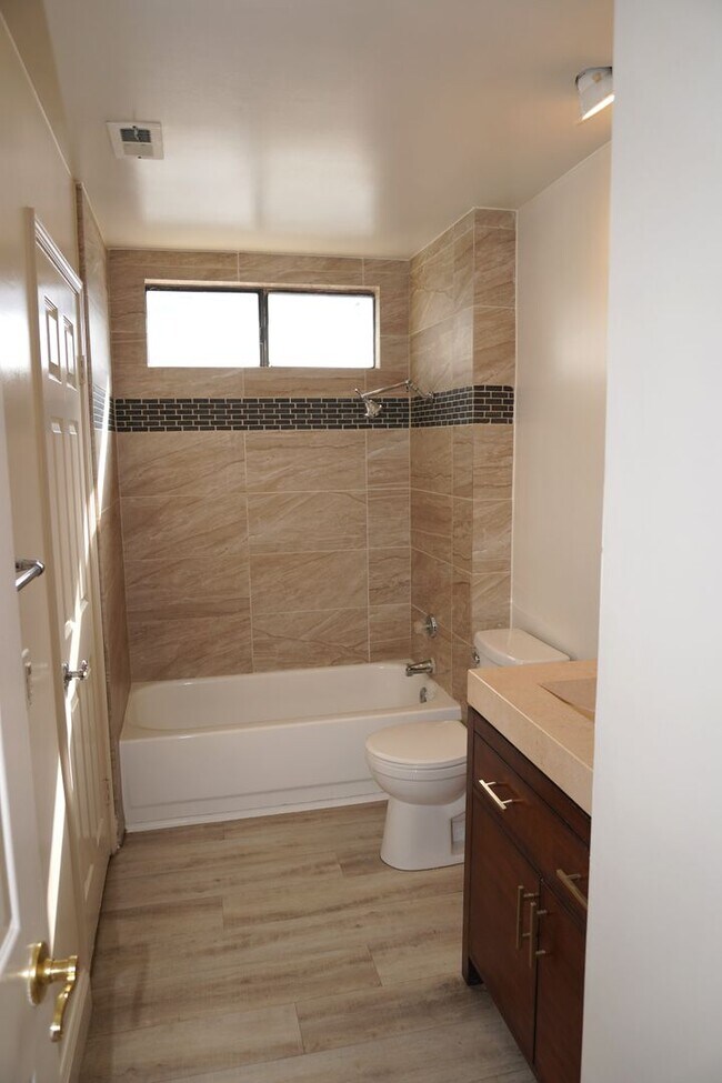 Building Photo - 10386 Meadow Creek Dr
