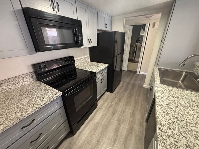 Building Photo - Charming Updated Condominium for Rent in S...