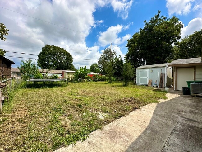 Building Photo - 11715 Almeda Genoa Rd