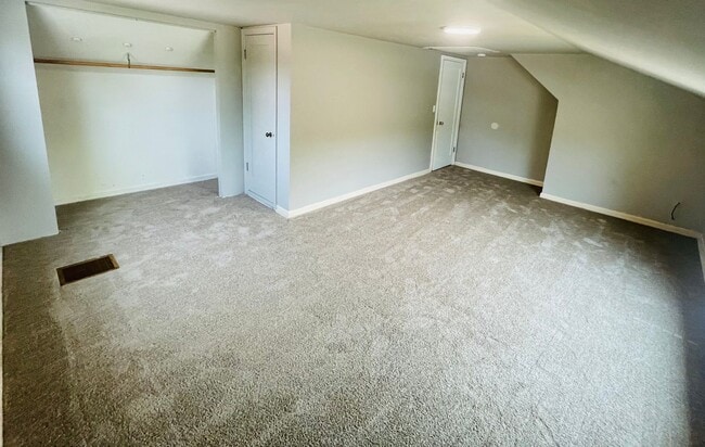 Building Photo - 4 bed / 1 1/2 bath home midtown!