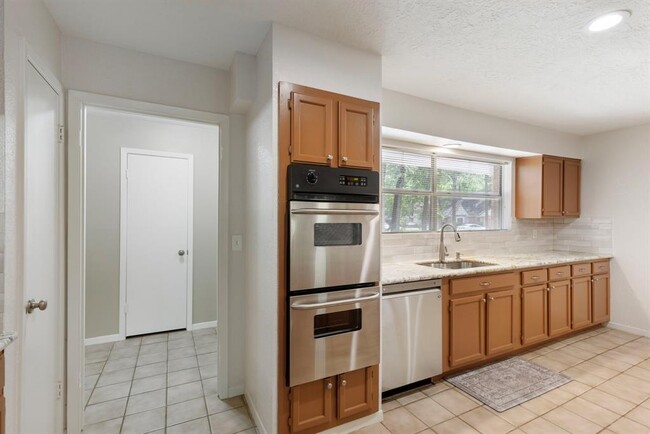 Building Photo - 78 Deerfoot Ct