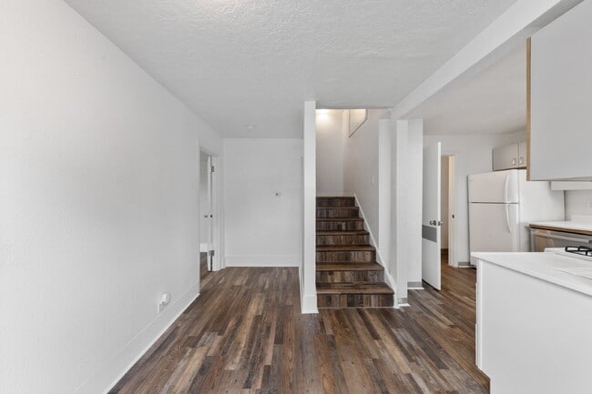 Building Photo - 2 Bedroom 2 Bathroom on College Street!