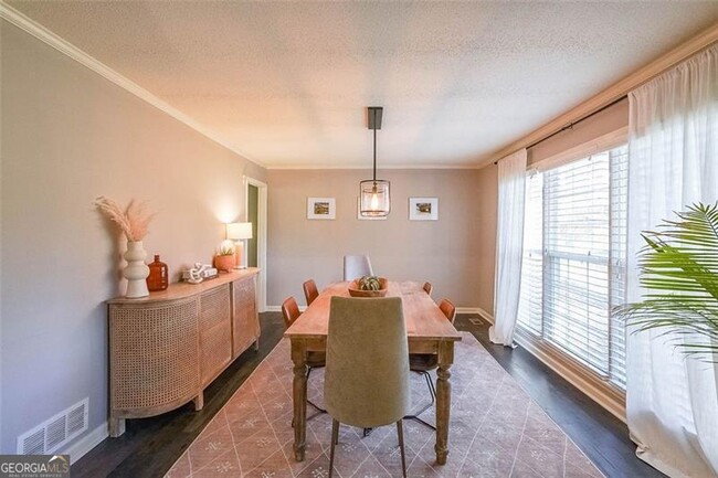 Building Photo - 701 Willow Ridge Dr NE