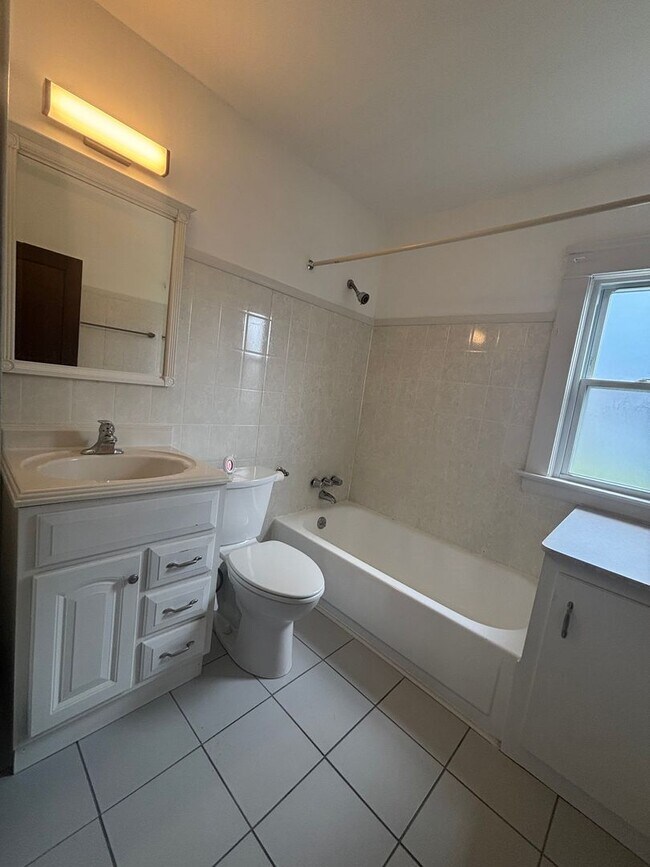 Building Photo - Spacious Single Family Home with Central Air