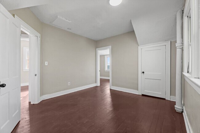 Building Photo - ? Cozy 3-Bedroom Home with Modern Updates & Spacious Yard + bonus office in Akron ?