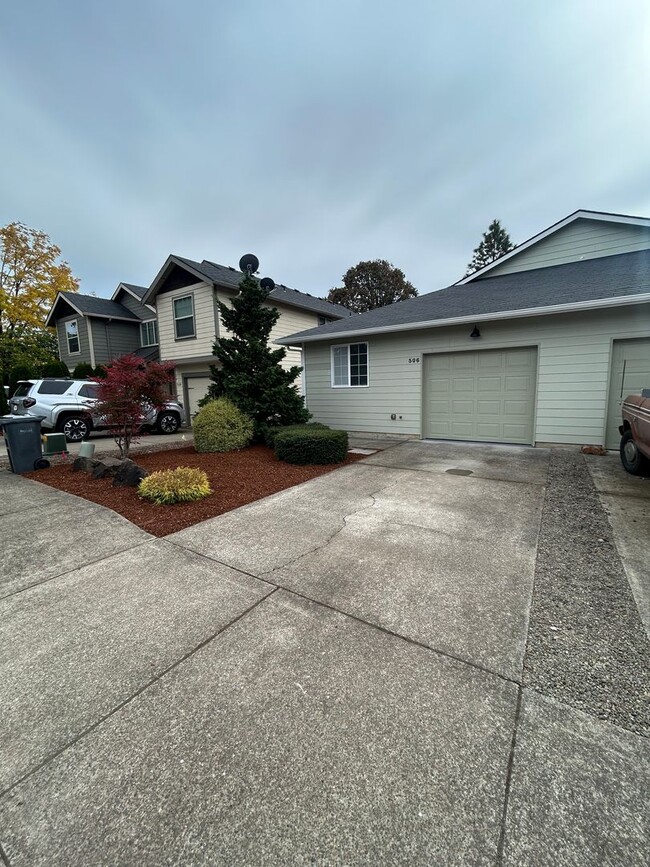 Building Photo - (870) College Street Duplex - 3 Bedroom / ...