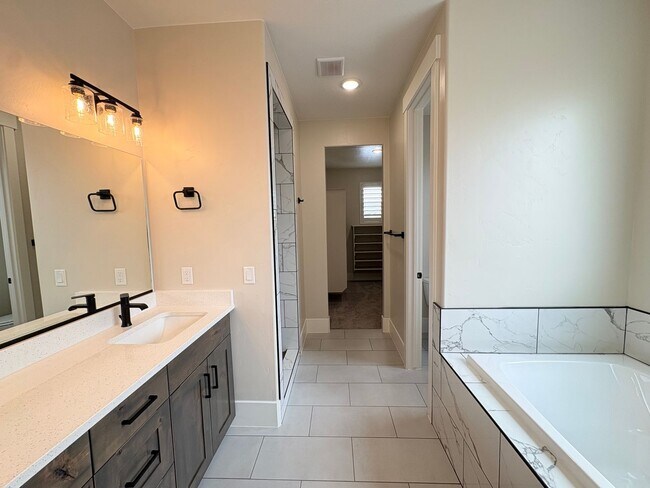 Building Photo - Solar Home For RENT!!!