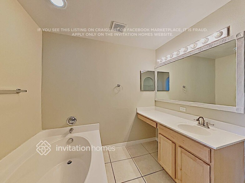 Building Photo - 1701 Alhambra Crest Dr