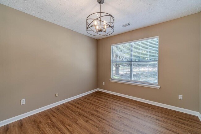 Building Photo - 701 Woodland Ridge Dr