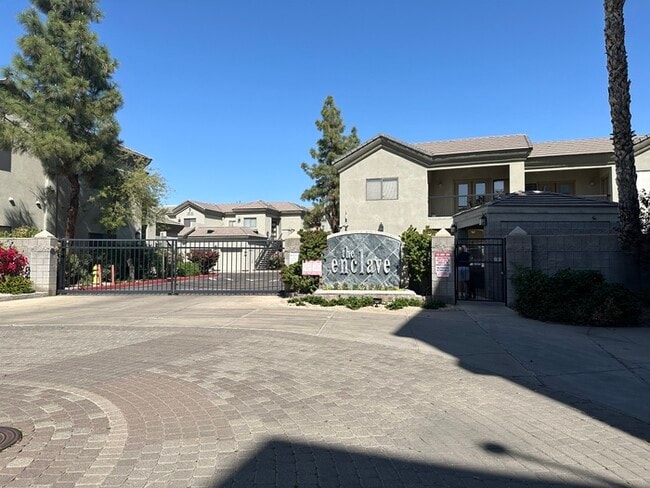 Building Photo - Gorgeous 2 bedroom / 2 bath condo in The Enclave