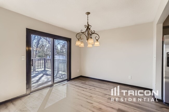 Building Photo - 16691 N Hillcrest Ct