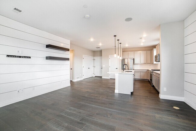 Building Photo - Like New end-unit Townhome at Victory Ridge!