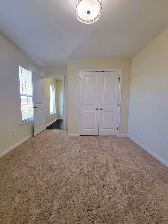 Building Photo - Large 2 story transitional in highly sough...