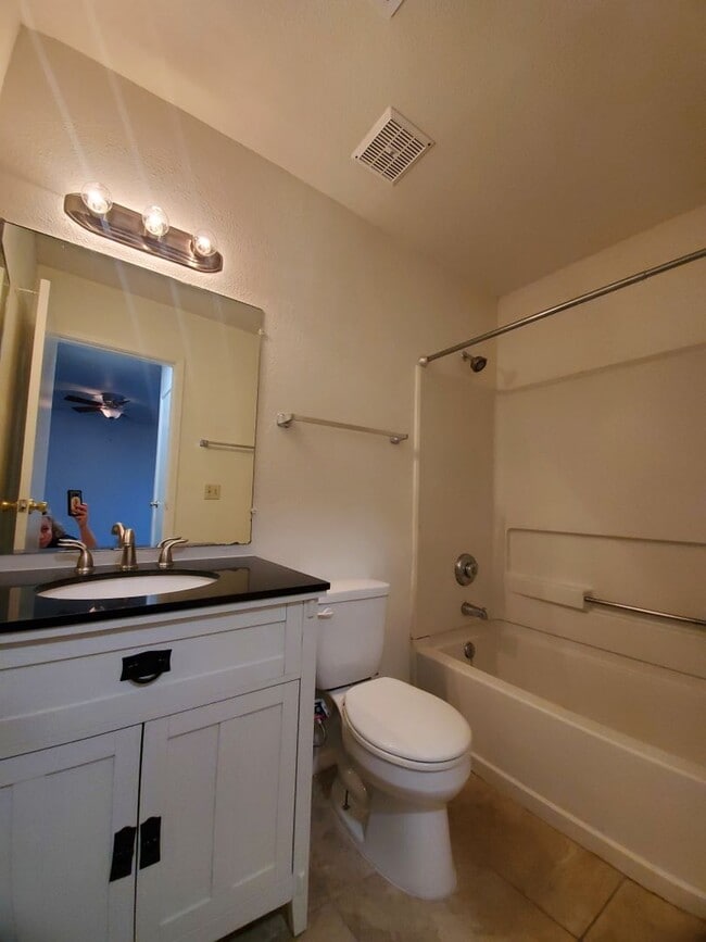 Building Photo - 2 Bedroom 2 Bath - 1 story Townhome - Shadow Mountain