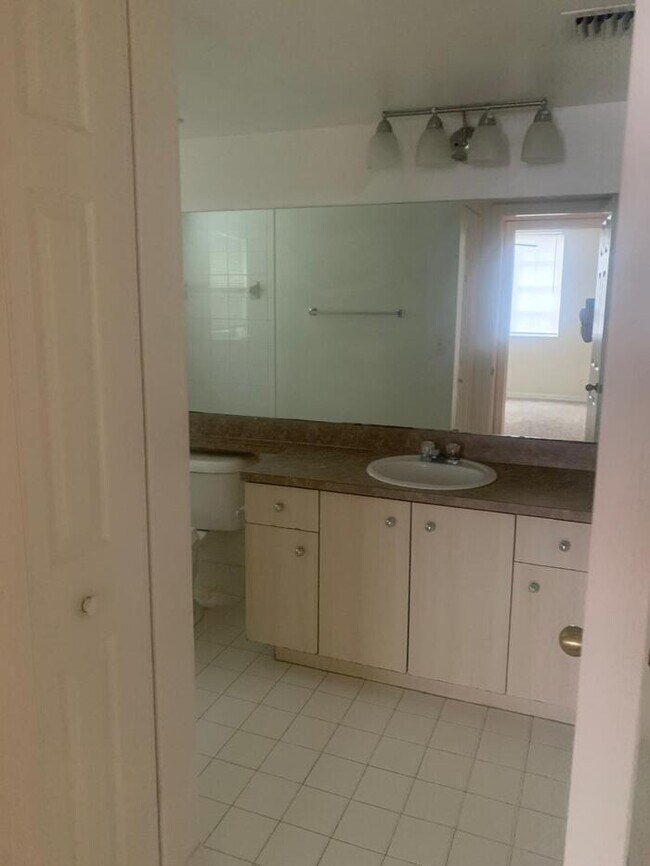 Building Photo - Spacious 3bed/2bath