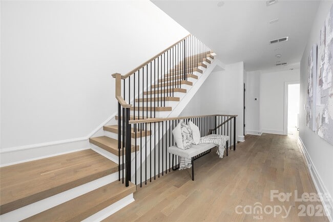 Building Photo - 614 Queens Rd