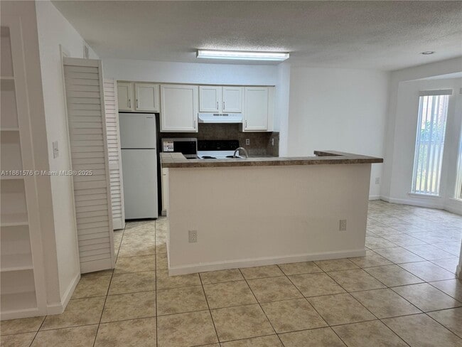 Building Photo - 977 Riverside Dr