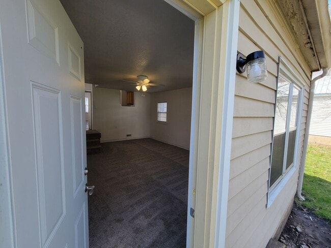 Building Photo - 3 Bed 2 Bath House