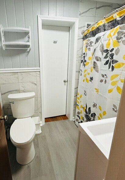 Bathroom - 2511 Mashburn Rd
